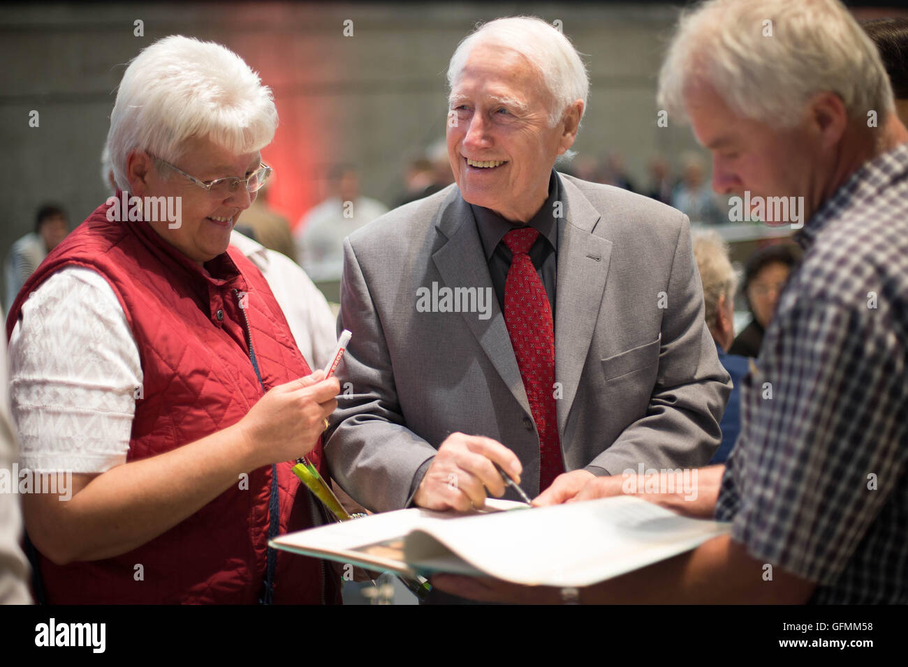 Dortmund, Deutschland. 31. Juli 2016. Hans Tilkowski gibt Autogramme bei der Eröffnung der Sonderausstellung im deutschen Fußball Museum, 50 Jahre Wembley, in Dortmund, Deutschland, 31. Juli 2016. Foto: MAJA HITIJ/Dpa/Alamy Live News Stockfoto