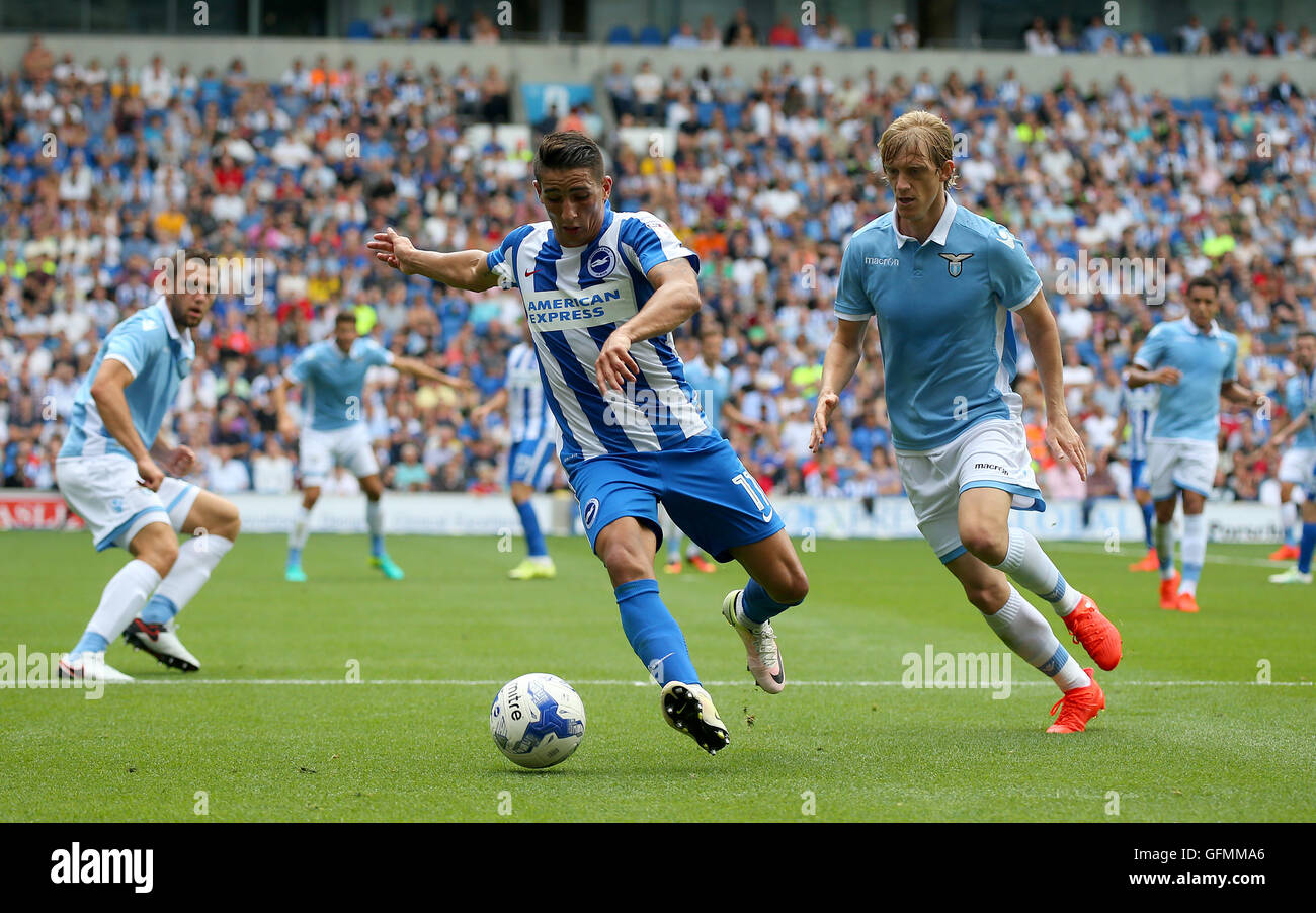 American Express Stadion, Brighton, Vereinigtes Königreich. 31. Juli 2016. Anthony Knockaert (links) von Brighton und Hove Albion und Dusan Basta Lazio Herausforderung für den Ball während eines Pre-Season freundlich übereinstimmen. Bildnachweis: Tony Rogers/Alamy Live-Nachrichten Stockfoto