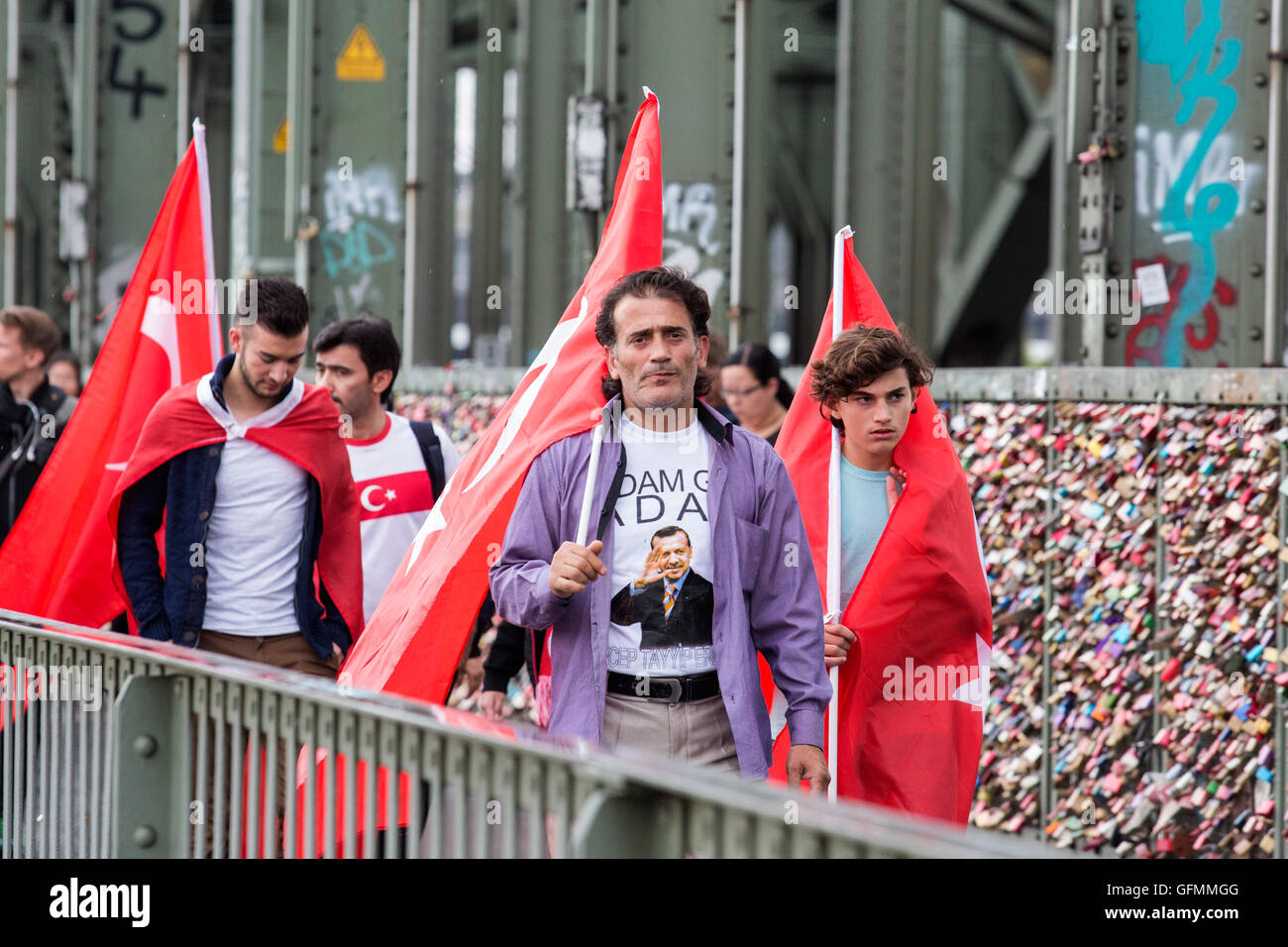 Köln, Deutschland. 31. Juli 2016. Türkische Männer auf ihrem Weg nach der Rallye-Website. Demonstranten besuchen die Pro-Erdogan-Rallye, die nach dem gescheiterten Militärputsch in der Türkei zu unterstützen. Polizei erwartet etwa 30.000 Demonstranten, die Website auf der Deutzer Werft in Köln zu besuchen. Bildnachweis: Bettina Strenske/Alamy Live-Nachrichten Stockfoto