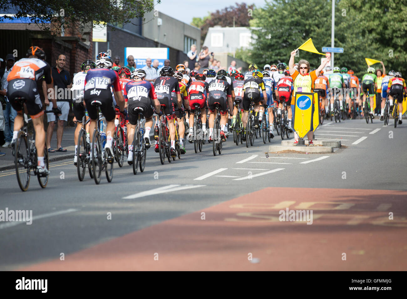 Kingston upon Thames, Surrey, UK. 31. Juli 2016. Die Pack-Jagd Geraint Thomas als die aufsichtsrechtlichen RideLondon Radrennen beginnt den letzten Aufstieg von Kingston Hill, Kingston upon Thames, Surrey Credit: auf Anblick Photographic/Alamy Live News Stockfoto