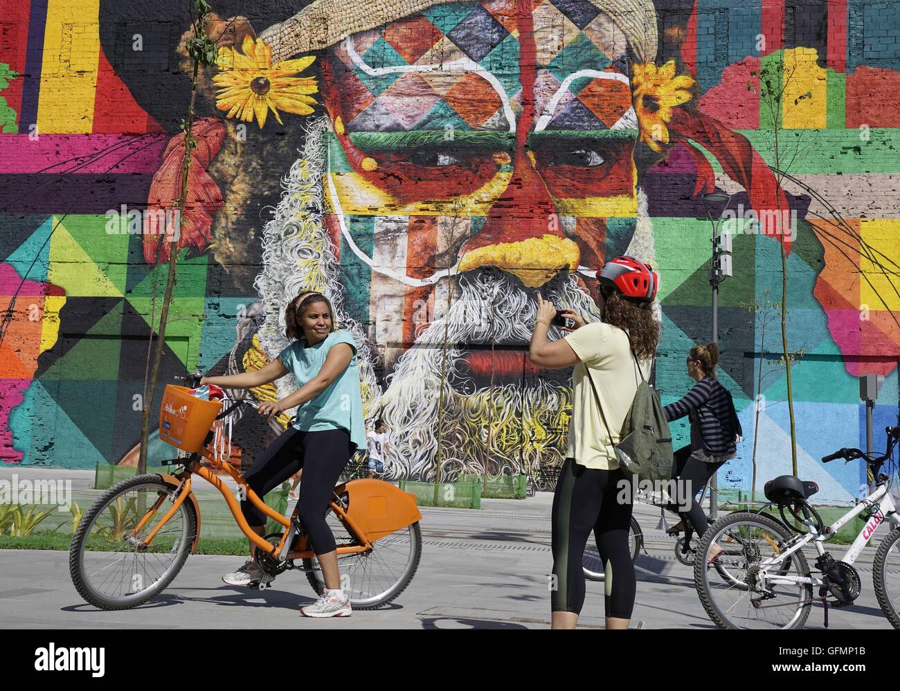 Rio De Janeiro, Brasilien. 31. Juli 2016. Menschen fotografieren vor einem riesigen Graffiti-Gemälde auf Olympic Boulevard in Rio De Janeiro, Brasilien, 31. Juli 2016. Die brasilianischen Graffiti-Künstler Eduardo Kobra beendete die Malerei-Tage vor der Eröffnung der Olympischen Spiele 2016 in Rio. Das Kunstwerk ist fast 3.000 Quadratmeter groß, und es zeigt indigenen Gesichter aus fünf Kontinenten. © Wu Wei/Xinhua/Alamy Live-Nachrichten Stockfoto