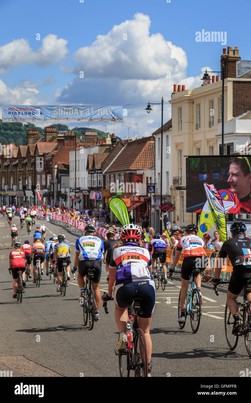 Dorking, Surrey, UK, 31. Juli 2016. Aufsichtsrechtlichen RideLondon-Surrey 100. Fahrer passieren durch Dorking High Street während Competng in der RideLondon-Surrey 100 - eine sportliche 100 Mile Amateur. Auf der Queen Elizabeth Olympic Park beginnt und endet an der Mall über Leith Hill und Box Hill in Surrey. Bildnachweis: Clive Jones/Alamy Live-Nachrichten Stockfoto