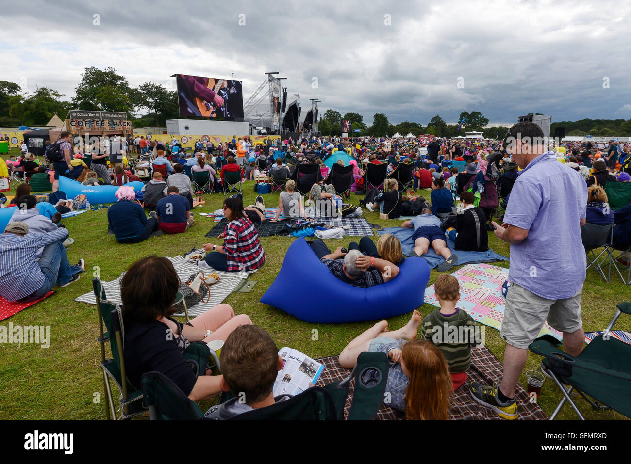 Carfest Nord, Bolesworth, Cheshire, UK. 31. Juli 2016. Menschen entspannen auf der Hauptbühne während Squeeze durchführen. Die Veranstaltung ist die Idee von Chris Evans und Funktionen 3 Tage von Autos, Musik und Unterhaltung mit einem Gewinn an die Stiftung Kinder in Not gespendet. Andrew Paterson/Alamy Live-Nachrichten Stockfoto