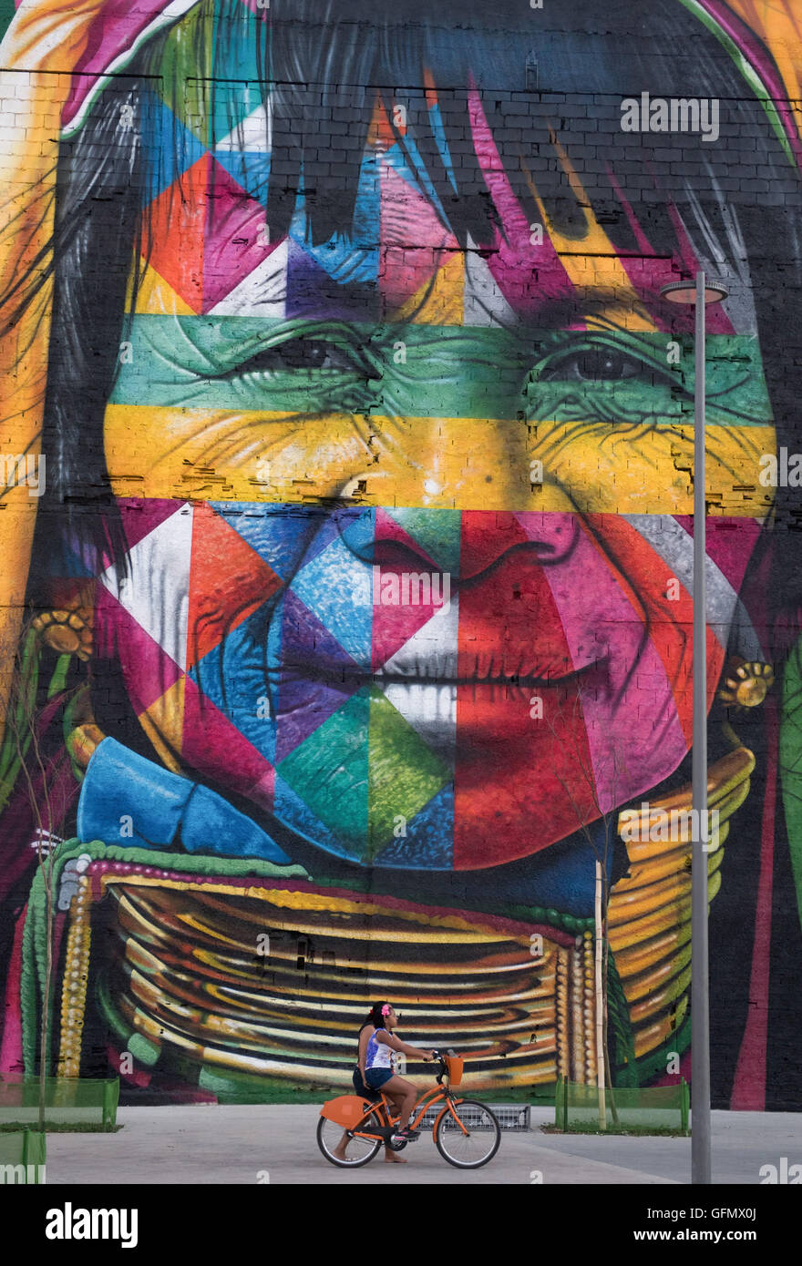Pedestrains gehen vor "Etnias", eine große Graffiti-Wand von brasilianischen Graffiti-Künstler erstellten Eduardo Kobra vor Rio 2016 Olympischen Spiele bei Porto Maravilha in Rio De Janeiro, Brasilien, 31, Juli 2016. Olympische Spiele 2016 in Rio statt von 05 bis 21 August. Foto: Sebastian Kahnert/dpa Stockfoto