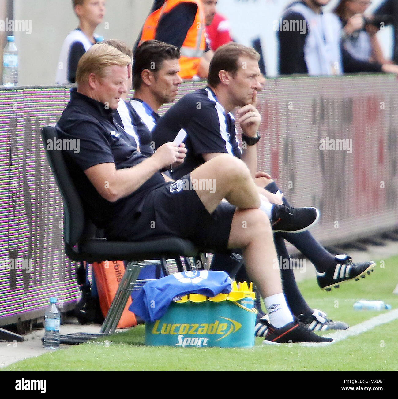 Dresden, Deutschland. 30. Juli 2016. linken Team Manager Ronald KOEMAN (Everton) .pre Saison freundlich. Real Betis Vs Everrton FC. Dresden, DVV-Stadion, 30. August 2016, spielt in der Dresden-Cup-Turnier der Premier League-Team des FC Everton gegen die spanische erste Laegue Mannschaft von Real Betis und schließlich nach dem Elfmeterschießen verloren. © Wolfgang Fehrmann/ZUMA Draht/Alamy Live-Nachrichten Stockfoto