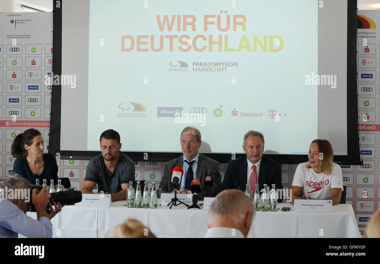 Berlin, Deutschland. 1. August 2016. Marketa Marzoli, Pressesprecherin der deutschen Nationalmannschaft für die Paralympischen Spiele (l-R), Sprinter Heinrich Popow, der deutsche Leiter der Mission Karl Quade, Friedhelm Julius Beucher, Delegation Regisseur der Deutschen Paralympischen Mannschaft und Schwimmer Maike Naomi Schnittger Teilnahme an einer Pressekonferenz über die Nominierung der deutschen Mannschaft für die Paralympischen Spiele in Rio De Janeiro im Otto Bock Science Center Medizintechnik in Berlin , Deutschland, 1. August 2016. Foto: WOLFGANG KUMM/Dpa/Alamy Live News Stockfoto