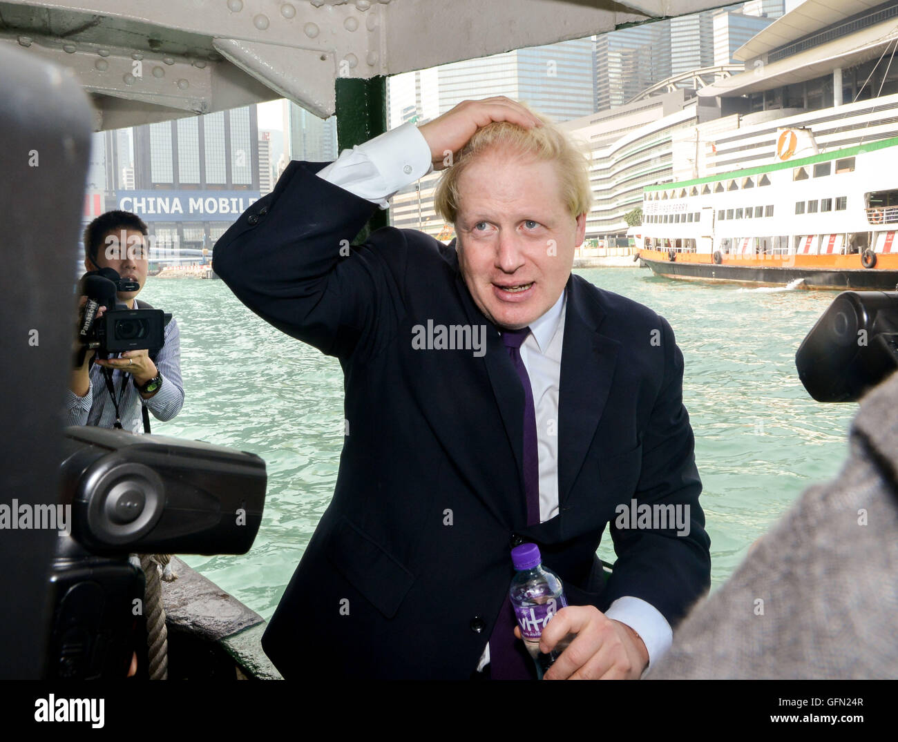 Hong Kong, Hong Kong SAR, China. 18. Oktober 2013. Boris Johnson in Hong Kong.The Bürgermeister von London reist von Wan Chai Star Ferry nach Tsim Sha Tsui. Boris in der Medien-Gedränge. © Jayne Russell/ZUMA Draht/Alamy Live-Nachrichten Stockfoto