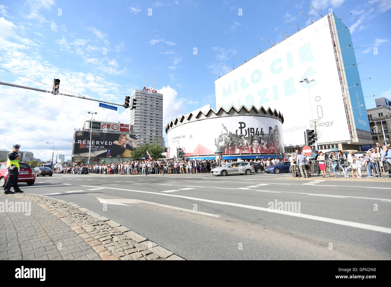 Polen, Warschau, 1. August 2016: Masse der Demonstranten marschierten durch Warschau Downtown auf am des Warschauer Aufstands 1944 zu begehen. Teilnehmer einer Schweigeminute abgehalten und feuerte rote weiße Leuchtkugeln in der Nähe der Kulturpalast. Bildnachweis: Madeleine Ratz/Alamy Live-Nachrichten Stockfoto