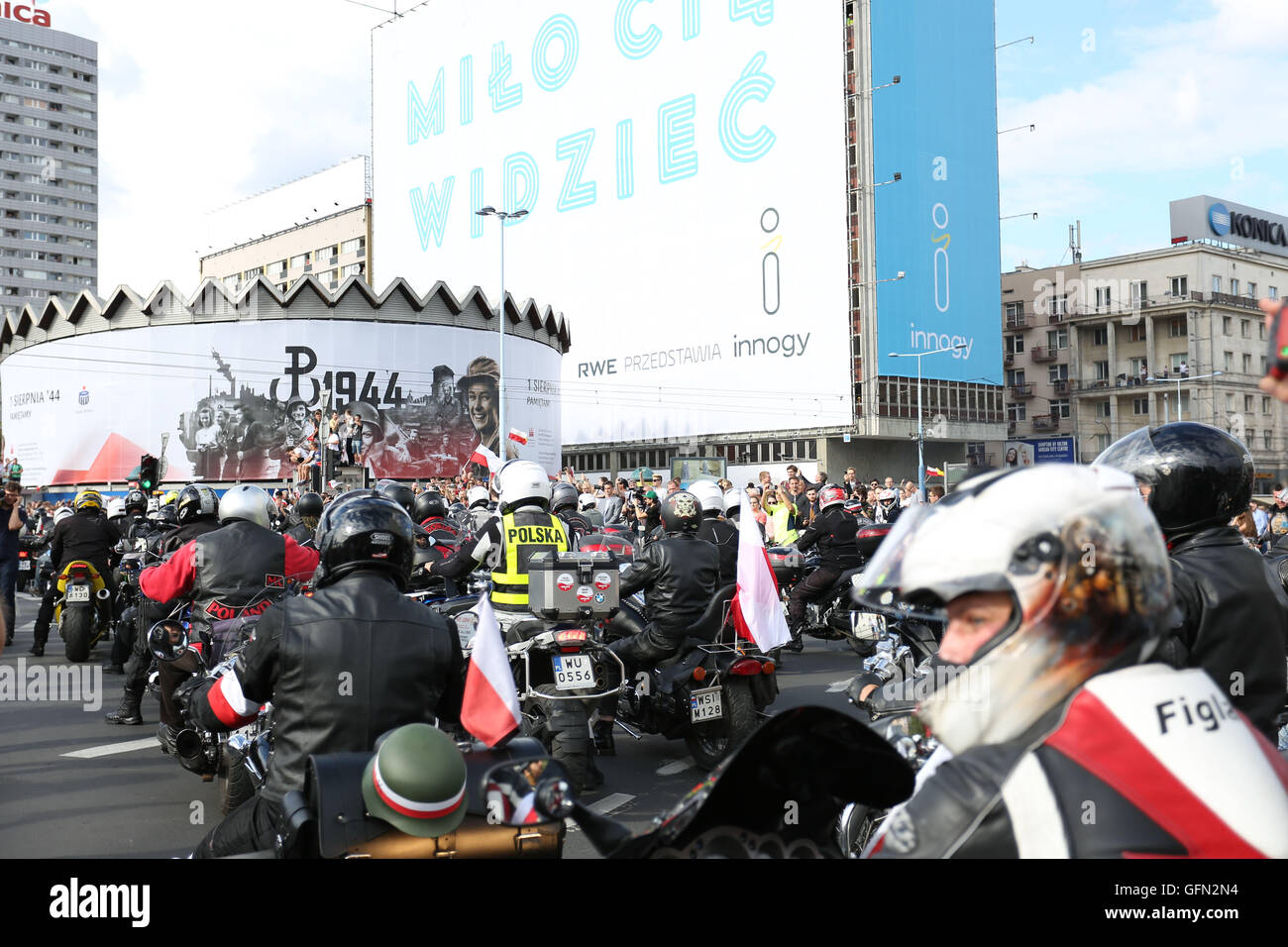 Polen, Warschau, 1. August 2016: Masse der Demonstranten marschierten durch Warschau Downtown auf am des Warschauer Aufstands 1944 zu begehen. Teilnehmer einer Schweigeminute abgehalten und feuerte rote weiße Leuchtkugeln in der Nähe der Kulturpalast. Bildnachweis: Madeleine Ratz/Alamy Live-Nachrichten Stockfoto