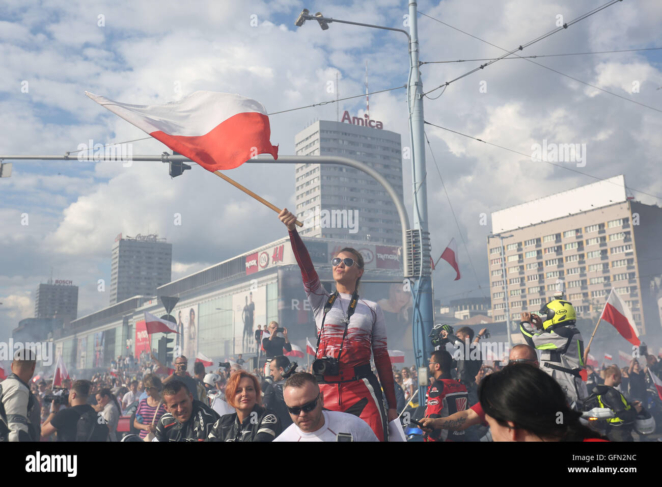 Polen, Warschau, 1. August 2016: Masse der Demonstranten marschierten durch Warschau Downtown auf am des Warschauer Aufstands 1944 zu begehen. Teilnehmer einer Schweigeminute abgehalten und feuerte rote weiße Leuchtkugeln in der Nähe der Kulturpalast. Bildnachweis: Madeleine Ratz/Alamy Live-Nachrichten Stockfoto