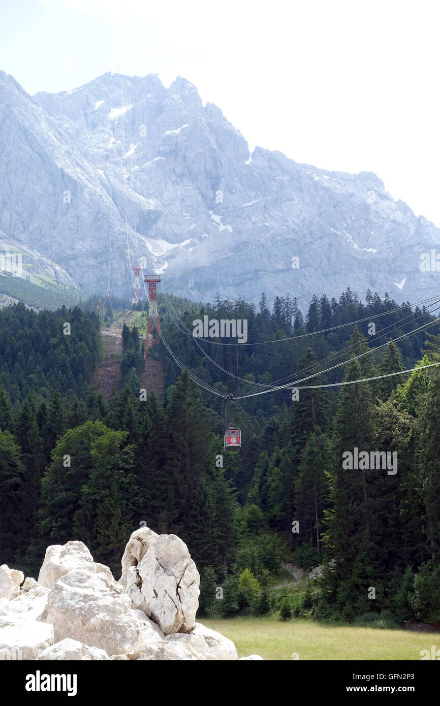 Ein Kutschenfahrten von der Eibsee-Seilbahn Talstation Eibsee, Deutschland, 21. Juli 2016. Das Auto steigt zwischen der Basisstation am Eibsee und der Bergstation auf der Zugspitze Gipfel von 2000 Metern, so dass es die Antenne Auto mit dem größten Höhenunterschied innerhalb eines Abschnitts in der Welt. Der Betreiber ist die Bayerische Zugspitzbahn Bergbahn AG (BZB), eine Tochtergesellschaft von Gemeindewerken Garmisch-Partenkirchen. Die bestehenden Seilbahn ist durch eine moderne und größere Linie ersetzt werden. Die aktuellen Infastructire bleibt nur im Ort bis zum Mai 2017. Foto: Alexandra Schuler/Dpa-NO WI Stockfoto