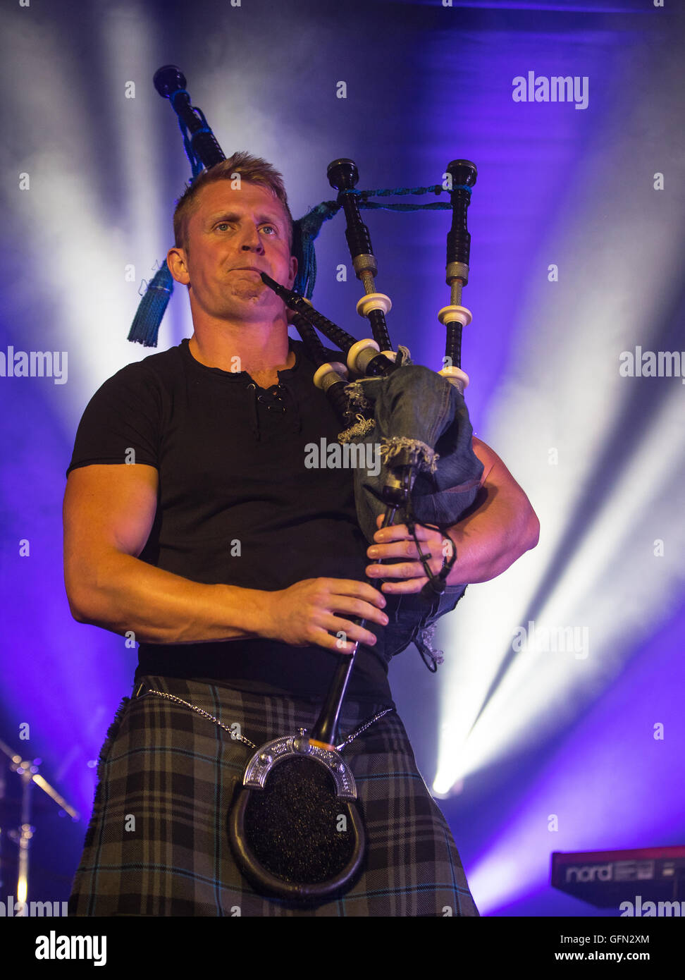 Fochabers, Schottland. 31. Juli 2016. Dies ist Martin Gillespie Band Skerryvore, spielen beim Speyfest Musikfestival bei Fochabers, Moray, Schottland am 31. Juli 2016. Speyfest ist drei Tage der besten in traditioneller und zeitgenössischer keltischer Musik. Das Zelt Dorf beherbergt eine Vielzahl von sitzende und stehende Veranstaltungen einschließlich der Freitag und Samstag Konzerte und stampft, der Musik-Marathon, der die Speyfest Familie ist Sonntag, ein Handwerk und Lebensmittelmesse und einen ökumenischen Gottesdienst Celtic Kirk. Bildnachweis: JASPERIMAGE/Alamy Live-Nachrichten Stockfoto