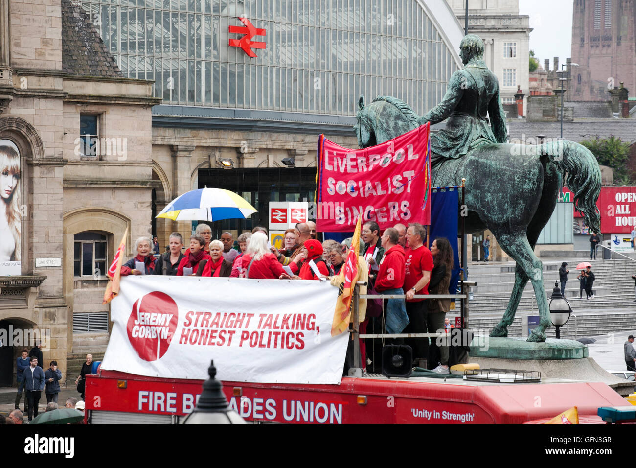 Liverpool, Merseyside, England. 1. August 2016. Jeremy Corbyn Adressen Rallye.  Eine müde aussehende Jeremy Corbyn besucht eine Party-Rallye im Arbeitsrecht Kernland von Liverpool, Merseyside.  Nur tausend oder so Corbyn Unterstützer sprießen zerrissene Kartonage Parolen zeigte sich auf der Treppe außerhalb St' Georges Hall.  Hinter den Miltant Banner und das Aroma von Marihuana lag mit einer gebrochenen politische Maschine.  Wenn diese Hardcore-Wähler einen Staatsmann erscheinen erwartet hatten, waren sie sehr enttäuscht. Bildnachweis: Cernan Elias/Alamy Live-Nachrichten Stockfoto