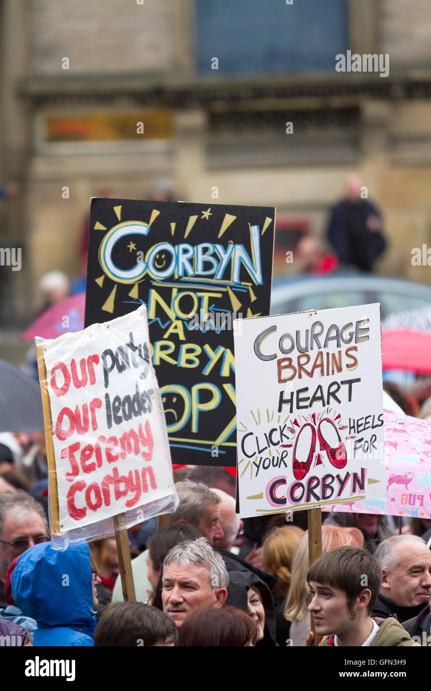 Liverpool, Merseyside, England. 1. August 2016. Jeremy Corbyn Adressen Rallye.  Eine müde aussehende Jeremy Corbyn besucht eine Party-Rallye im Arbeitsrecht Kernland von Liverpool, Merseyside.  Nur tausend oder so Corbyn Unterstützer sprießen zerrissene Kartonage Parolen zeigte sich auf der Treppe außerhalb St' Georges Hall.  Hinter den Miltant Banner und das Aroma von Marihuana lag mit einer gebrochenen politische Maschine.  Wenn diese Hardcore-Wähler einen Staatsmann erscheinen erwartet hatten, waren sie sehr enttäuscht. Bildnachweis: Cernan Elias/Alamy Live-Nachrichten Stockfoto