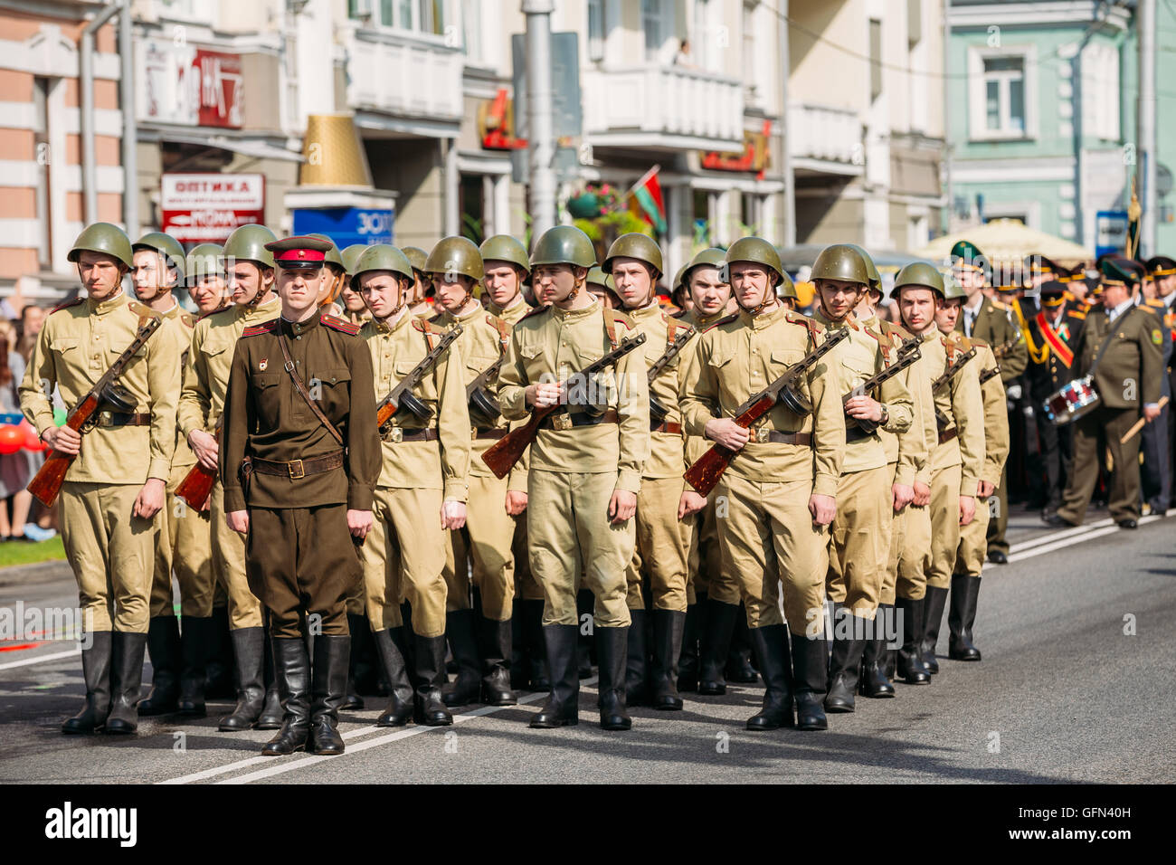 Die bewaffneten Soldaten Bildung mit dem Offizier vor der Straße. Die Teilnehmer der Parade, verkleidet als russischen sowjetischen Sol Stockfoto