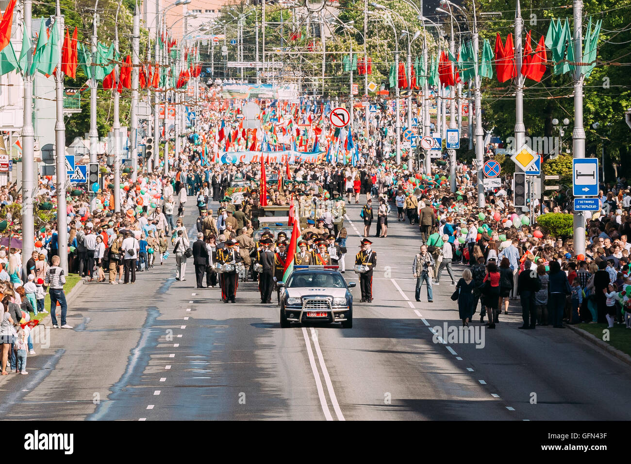 Feierliche Prozession der Parade. Militärische, zivile Personen und Elektronikersatzteile auf der festlich dekoriert Street. Feiertag des Sieges Stockfoto