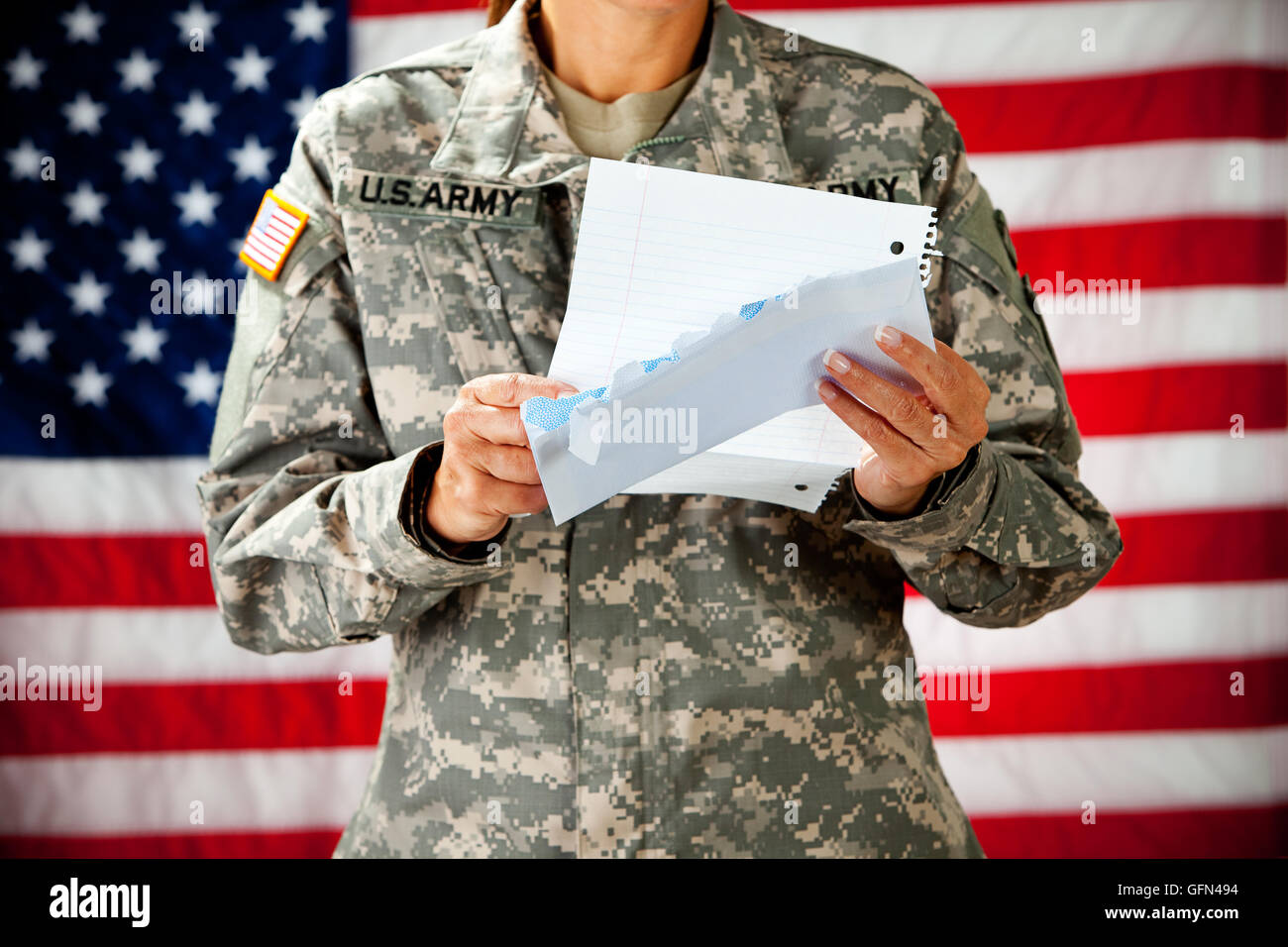Serie mit einer Frau als eine solidier in United States Army Uniform.  Zahlreiche Requisiten vermitteln eine Vielzahl von Konzepten. Stockfoto