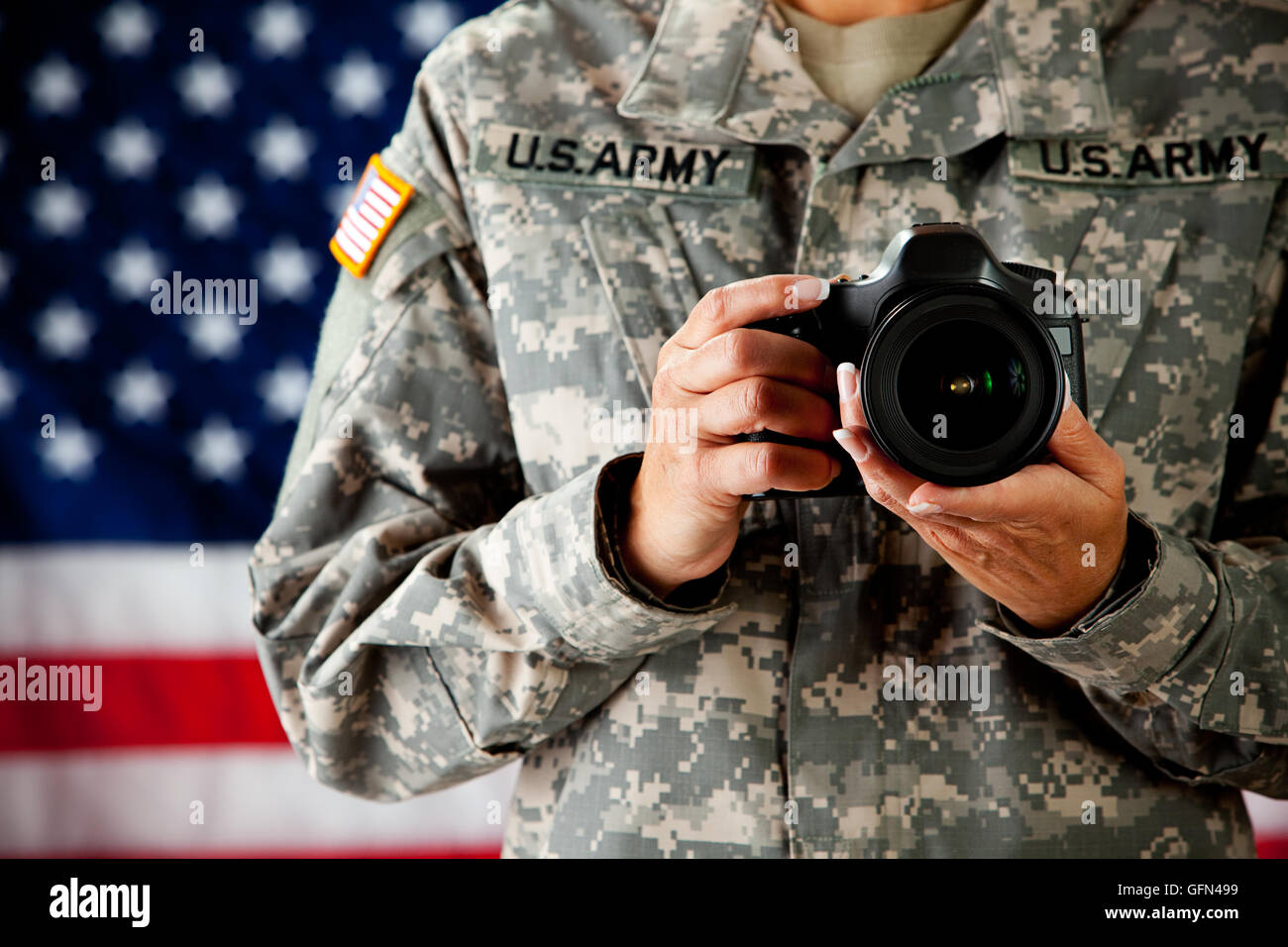 Serie mit einer Frau als eine solidier in United States Army Uniform.  Zahlreiche Requisiten vermitteln eine Vielzahl von Konzepten. Stockfoto