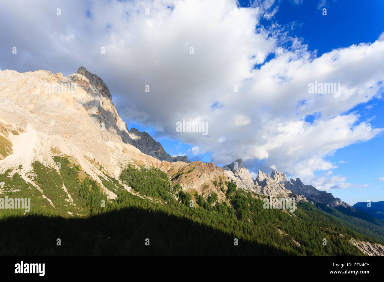 Panorama von italienischen Alpen vom "San Martino di Castrozza". Dolomiten-Blick. Stockfoto