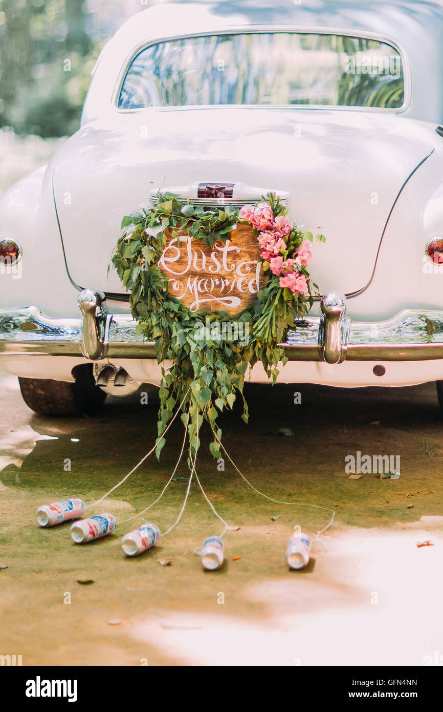 Oldtimer Hochzeitsauto mit frisch verheiratete Zeichen und Dosen angebracht, close-up Stockfoto
