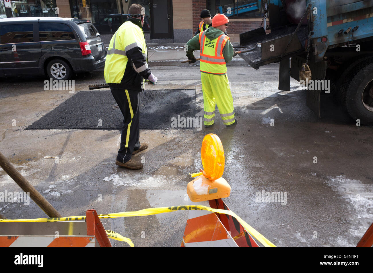 Arbeiter Patchen der Straße mit Teer nach einem außergewöhnlichen Winter. St Paul Minnesota MN USA Stockfoto