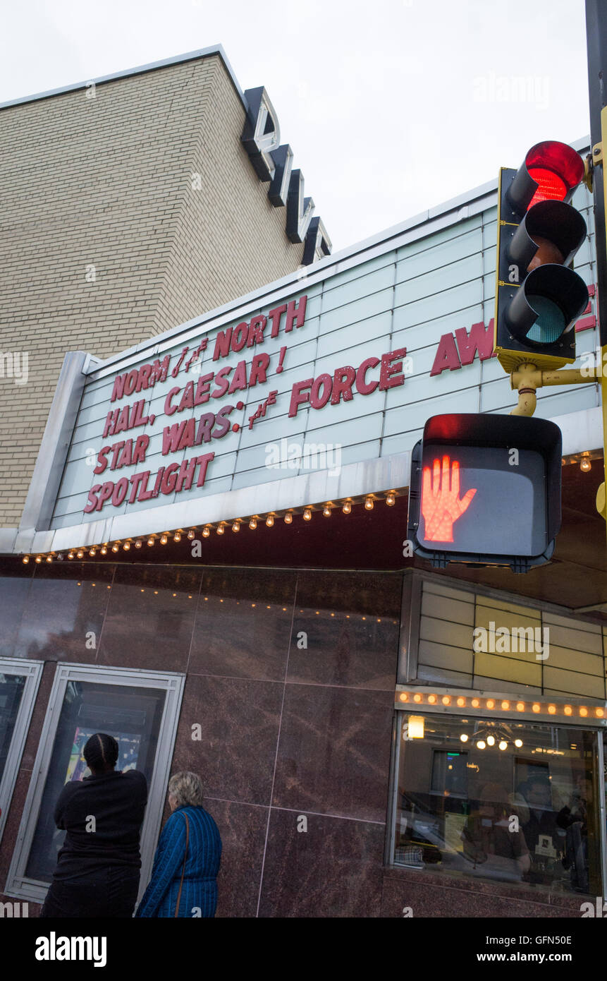 Gönner, Eintritt in das historische Riverview Kino Werbung für die Star Wars-Film auf dem Festzelt. St Paul Minnesota MN USA Stockfoto