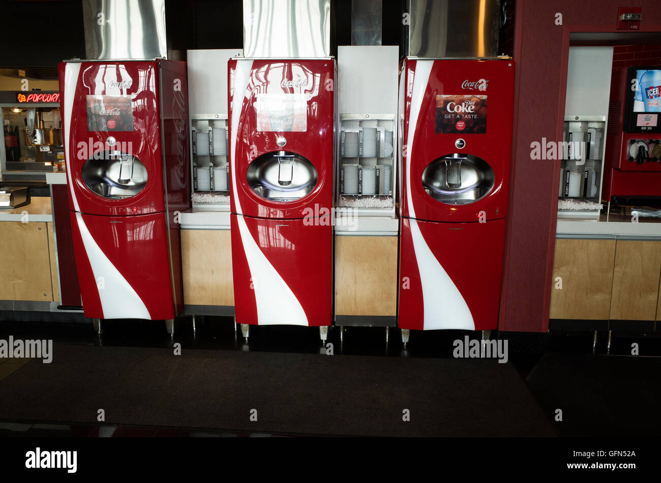 Drei freistehende Brunnen Stil Coca Cola Dispenser Film Theater Halle Maschinen. Roseville Minnesota MN USA Stockfoto
