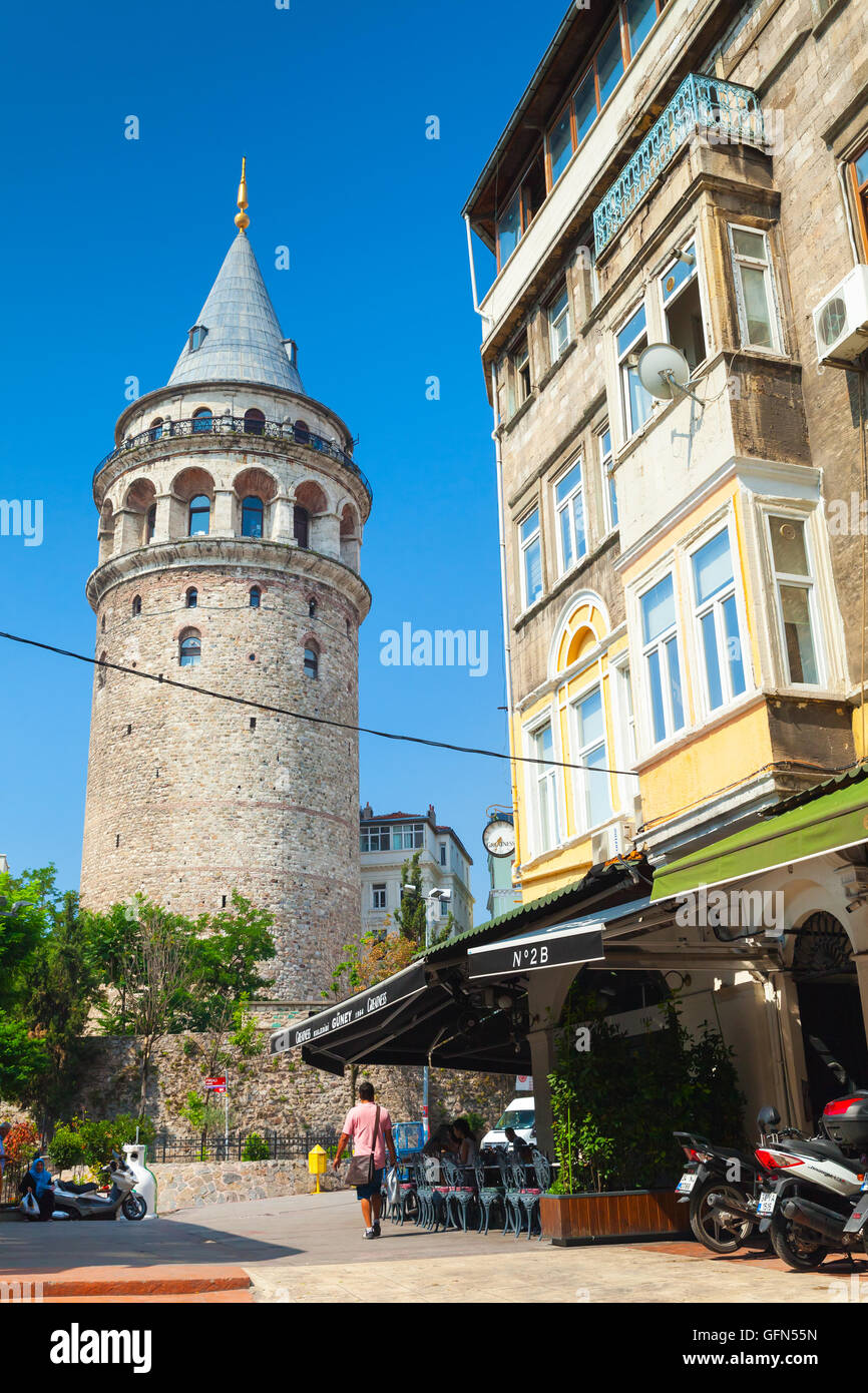 Istanbul, Türkei - 1. Juli 2016: Streetview mit gewöhnlichen Passanten in der Nähe von Galata-Turm Stockfoto