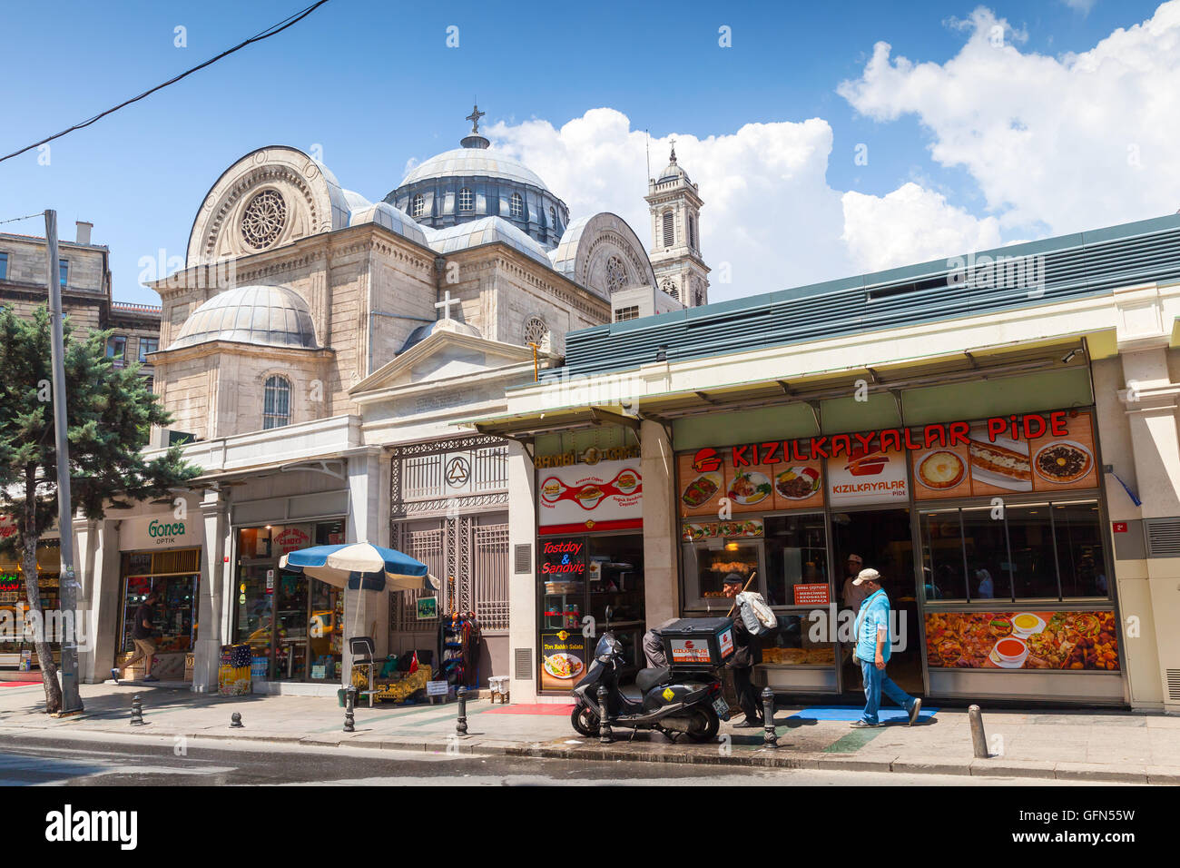 Istanbul, Türkei - 1. Juli 2016: Normale Menschen zu Fuß auf der Straße von Istanbul mit Hagia Triada Kirche auf einem Hintergrund Stockfoto