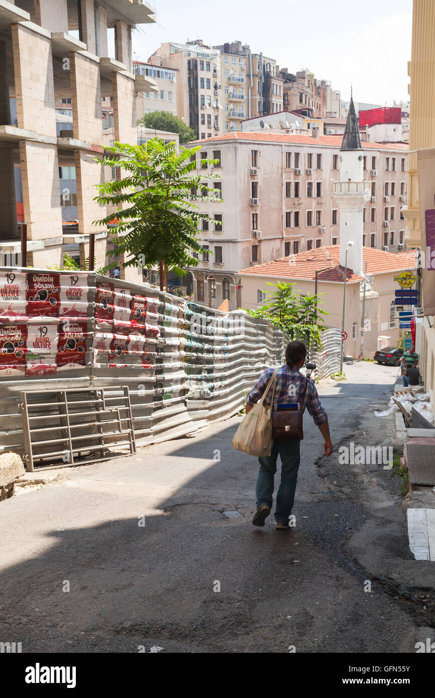 Istanbul, Türkei - 1. Juli 2016: Gewöhnlicher Mann geht auf der schmalen Straße in der Altstadt von Istanbul Stockfoto