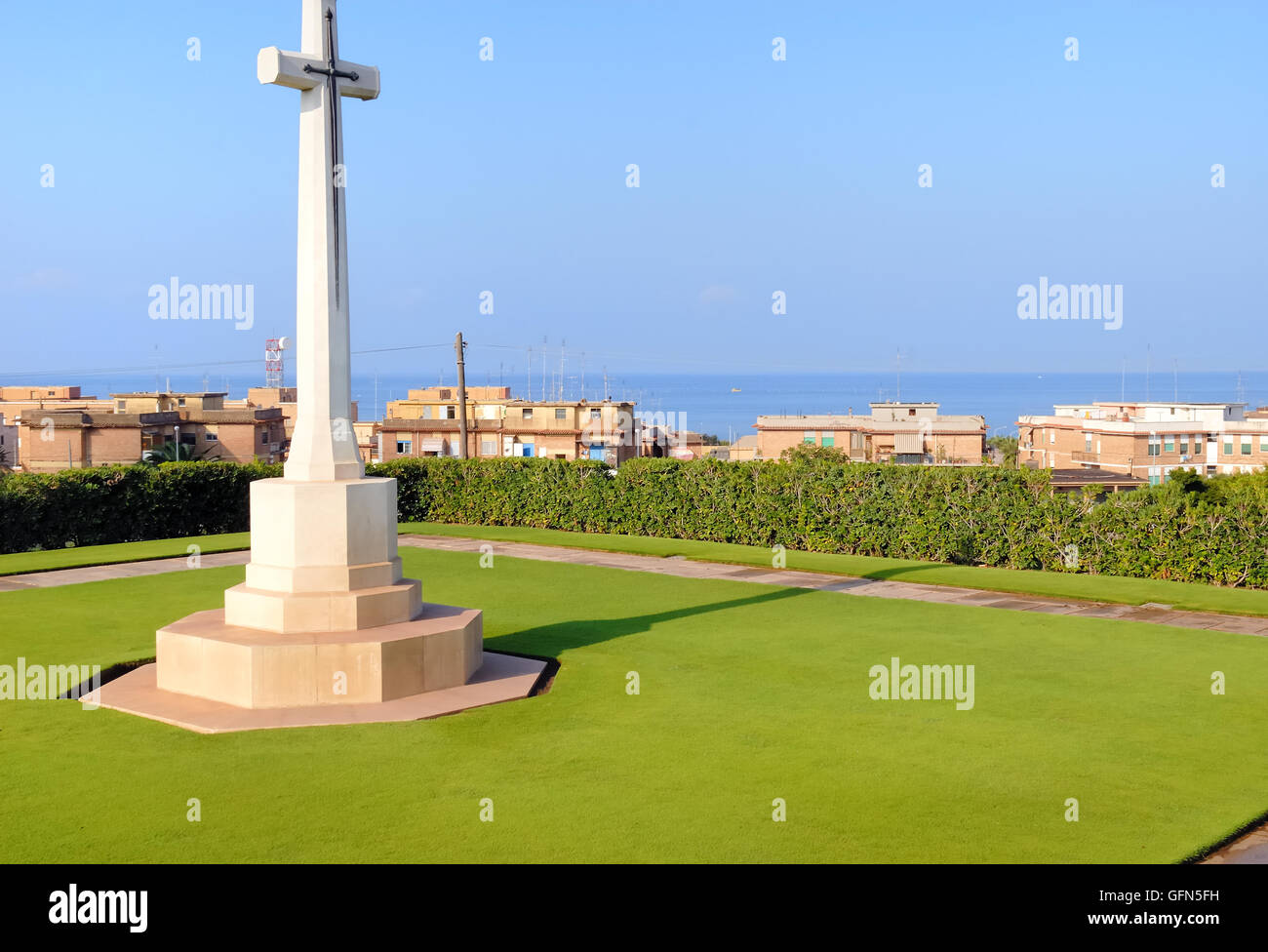 Anzio, Latium, Italien. Die WWII britische Soldatenfriedhof von Anzio. Das Kreuz des Opfers. Es enthält 1,056 Commonwealth Bestattungen des Zweiten Weltkrieges 1.053 Britische, Kanadische, Neuseeländer und Südafrikanischen. Am 22. Januar 1944, die Alliierten versuchten, die Gustav Linie zu brechen: Sie landete hinter die deutschen Linien, mit Blick auf den starken Widerstand des Feindes. Die Lage des zweiten Weltkriegs britische Soldatenfriedhof von Anzio wurde kurz danach ausgewählt, die Gräber Datum zurück zu den Tagen, dass die Landung gefolgt. Stockfoto