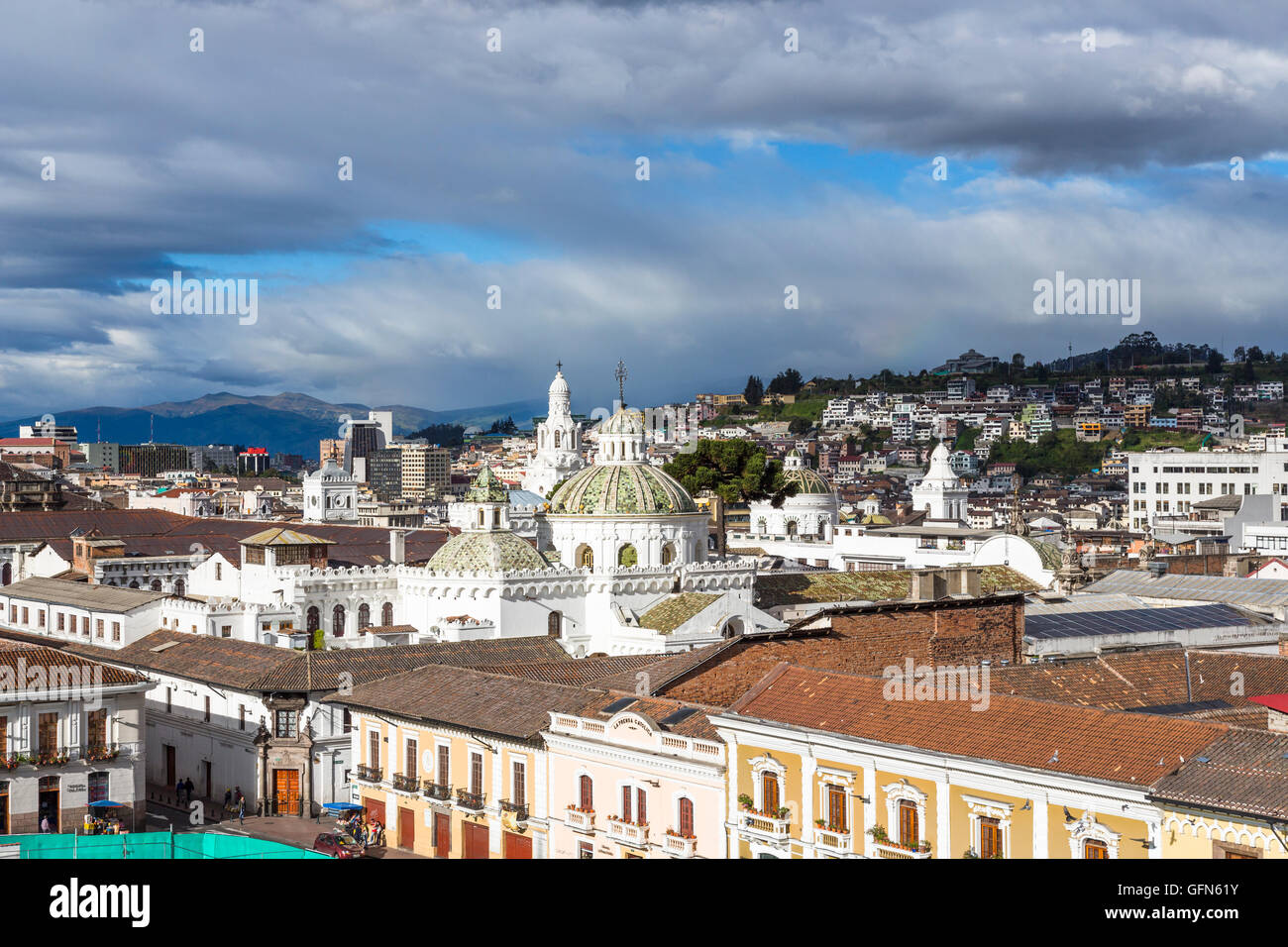 Kirche der Jesuiten oder la Compañía, in der Altstadt, Quito, Hauptstadt von Ecuador, mit dramatischen Himmel Stockfoto