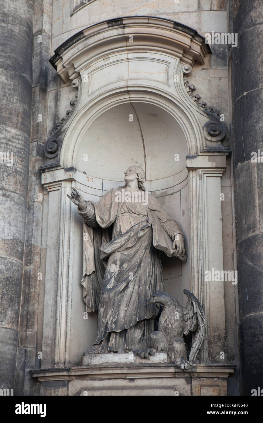 Johannes der Evangelist. Barockstatue der Dresden Kathedrale (Hofkirche) in Dresden, Sachsen, Deutschland. Stockfoto