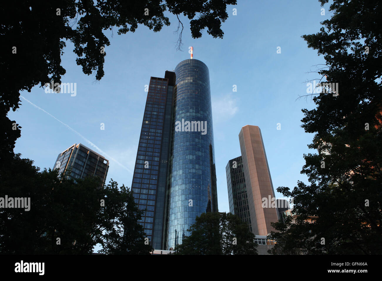 Main Tower im Bankenviertel (Bankenviertel) in Frankfurt Am Main, Hessen, Deutschland. Stockfoto