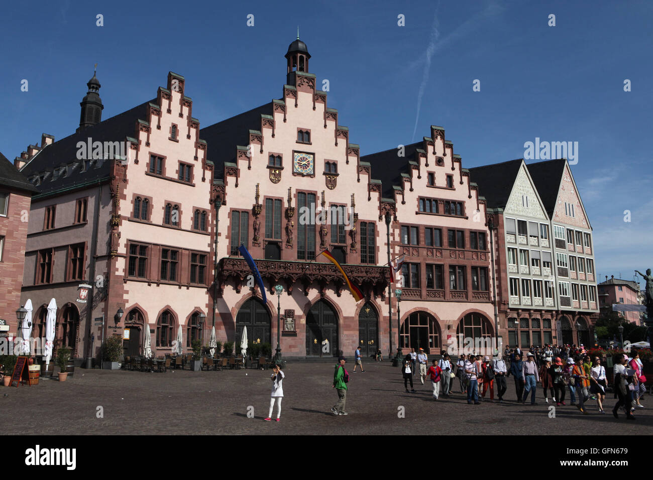 Touristen vor dem Frankfurter Rathaus auch bekannt als die Romer am Romerberg in Frankfurt Am Main, Hessen, Deutschland. Stockfoto