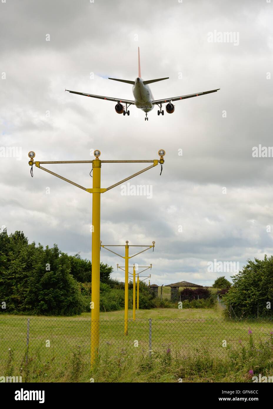 Ein Flugzeug fliegt über Glasgow Flughafen Start-und Landebahn Anflugbefeuerung. Stockfoto