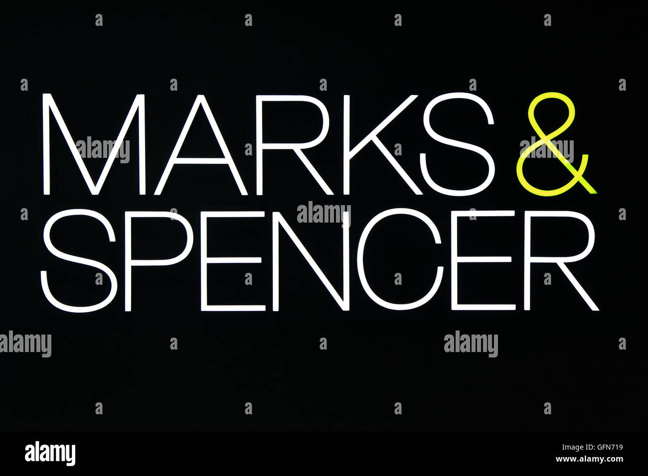 Marks & Spencer, großer britischen multinationale Einzelhändler mit Sitz in London Verkauf von Kleidung und Luxus Lebensmittel. Stockfoto