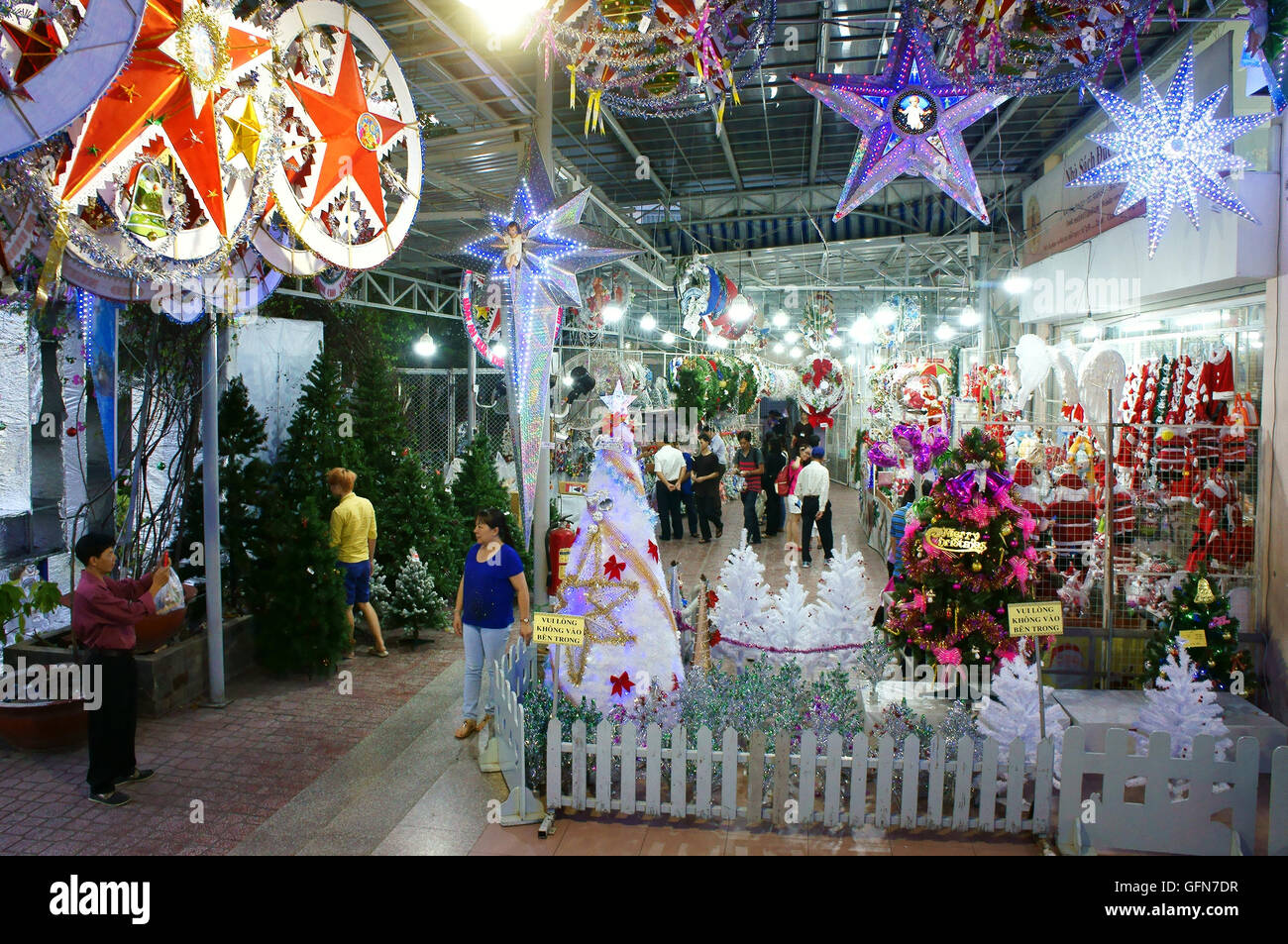 Vietnamesische Leute einkaufen bei Marktplatz Ornament für Weihnachten zu kaufen, bunte Dekoration für die Wintersaison zeigen bei Store, Saigon, Vietnam Stockfoto