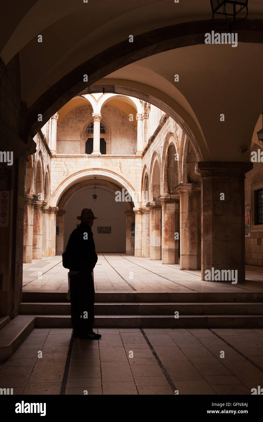 Mann mit Hut unter Torbogen, Altstadt, Dubrovnik Stockfoto