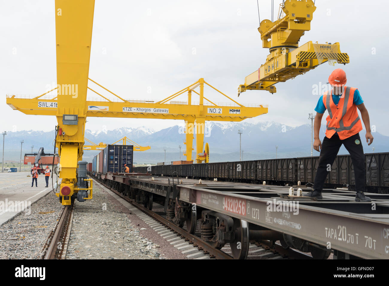 Züge mit verschiedenen Lehren aus China und Kasachstan haben Lasten übertragen in einem trockenen Hafen in Khorgos, Kasachstan. Stockfoto