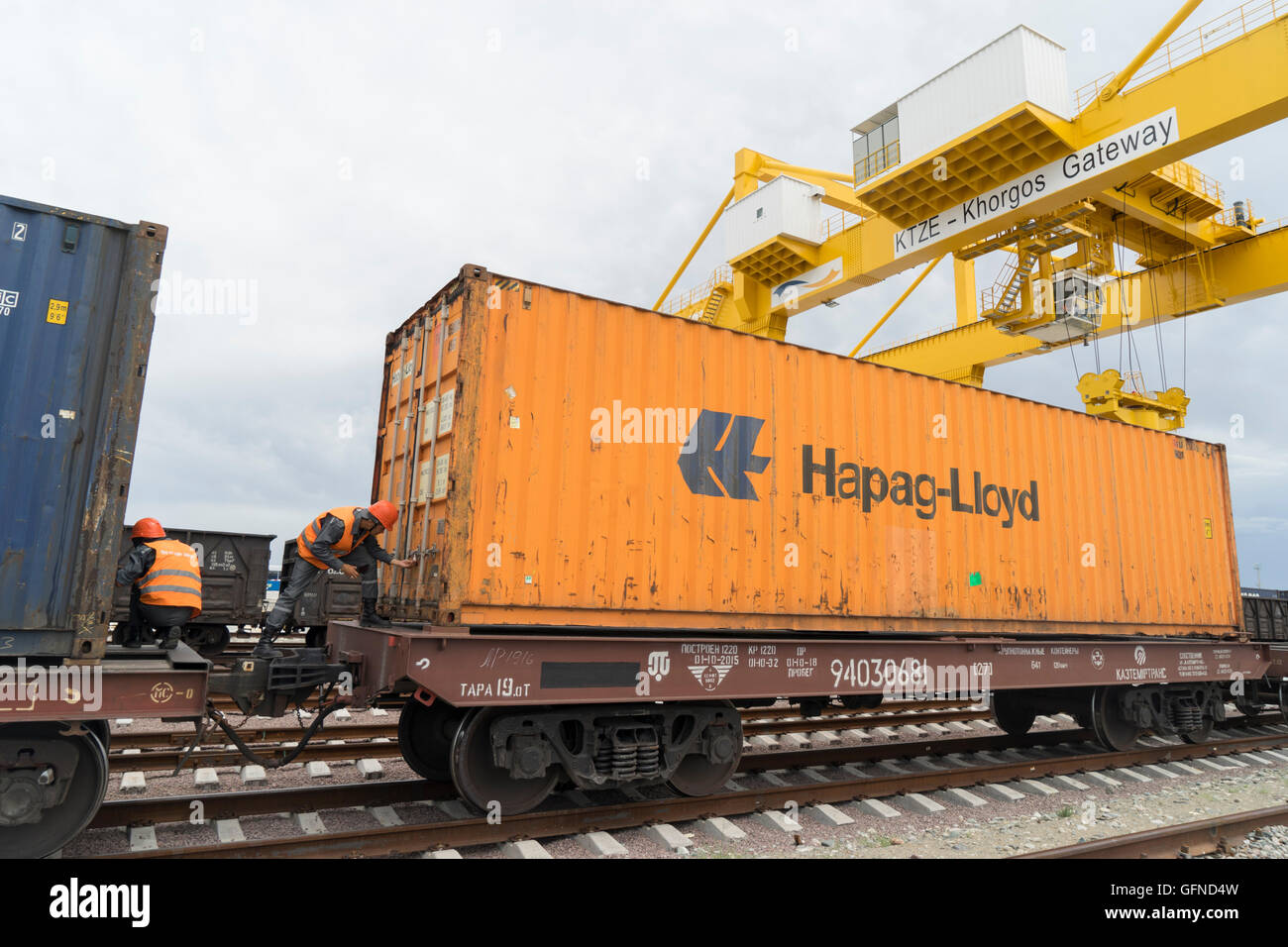 Züge mit verschiedenen Lehren aus China und Kasachstan haben Lasten übertragen in einem trockenen Hafen in Khorgos, Kasachstan. Stockfoto