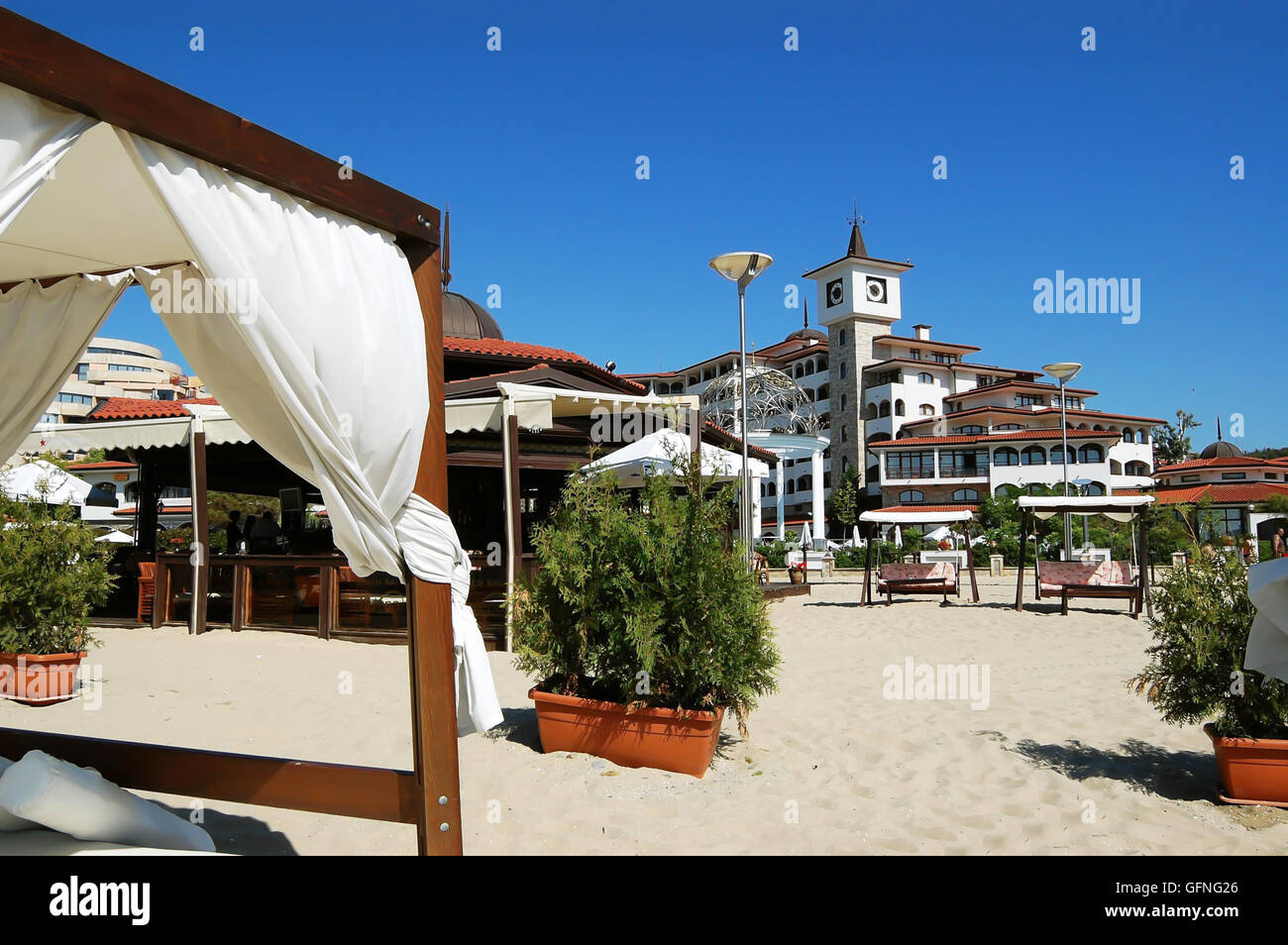 Sonnenstrand, Bulgarien - 19. Juni 2011: Moderne Gebäude und großer Strand mit Sonnenschirmen auf der Sunny Beach, Bulgarien Stockfoto