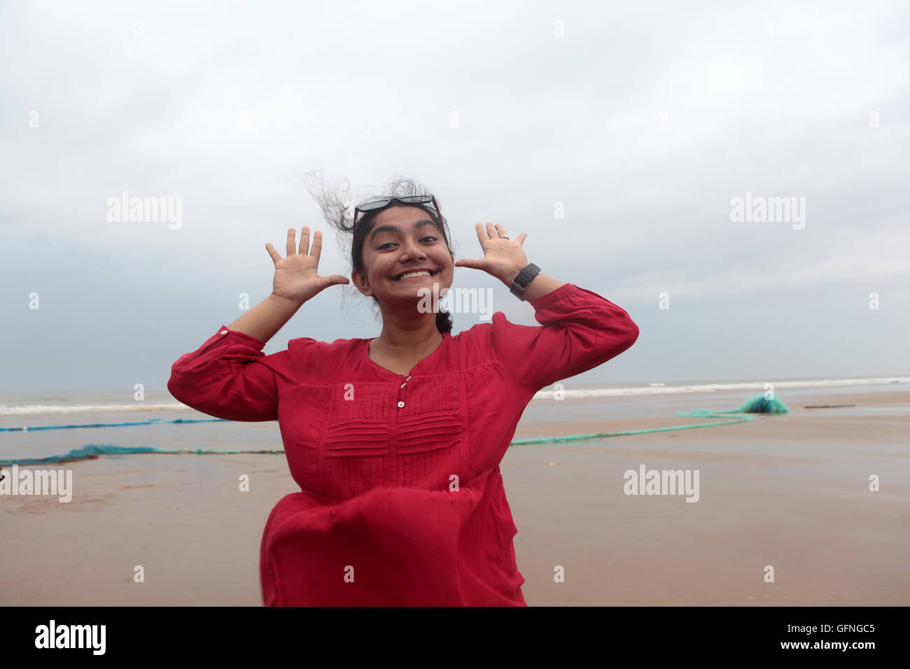 JUNGE MÄDCHEN IM MEER STRAND GENIEßEN. Stockfoto