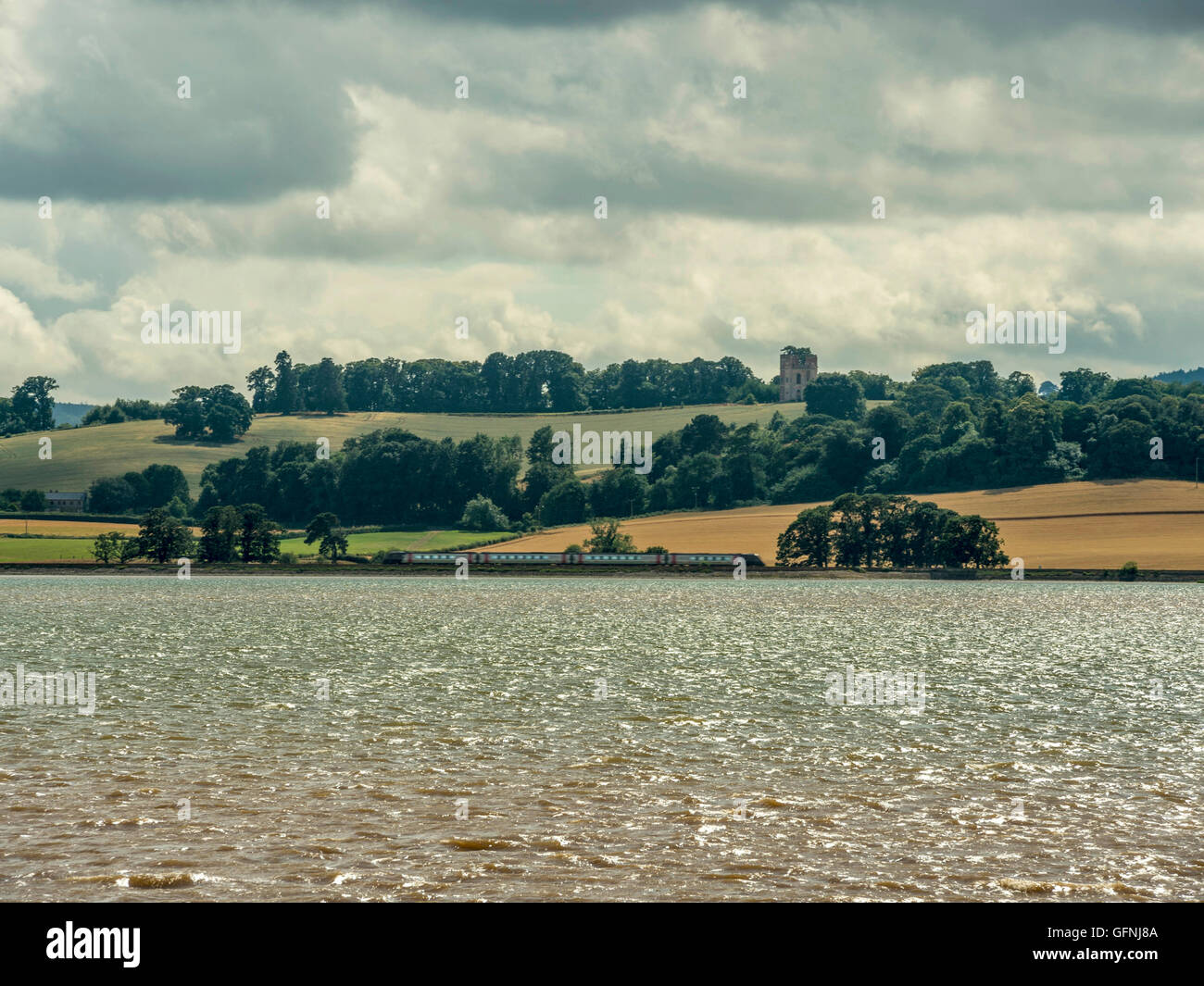 Ein GWR-Klasse 800 High Speed Train Befugnisse übergeben erstritt entlang der malerischen Küstenlinie Riviera an Penzance. Stockfoto
