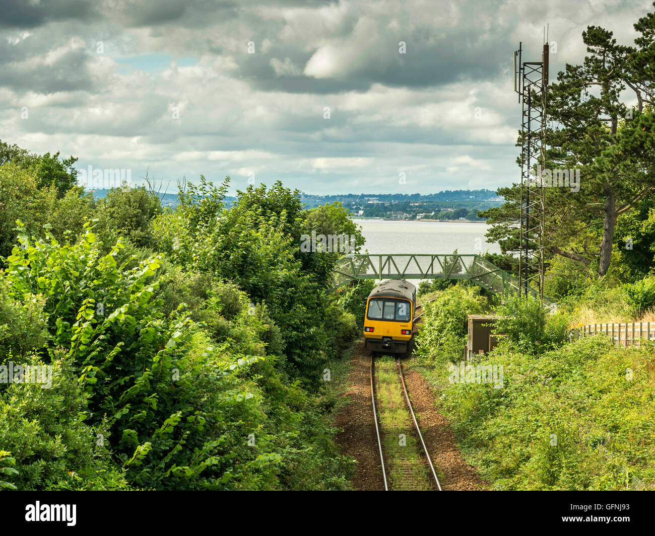 Ein erstes Great Western Train für Barnstaple Köpfe in Richtung der hübschen Stadt Topsham entlang der malerischen Avocet Linie gebunden. Stockfoto