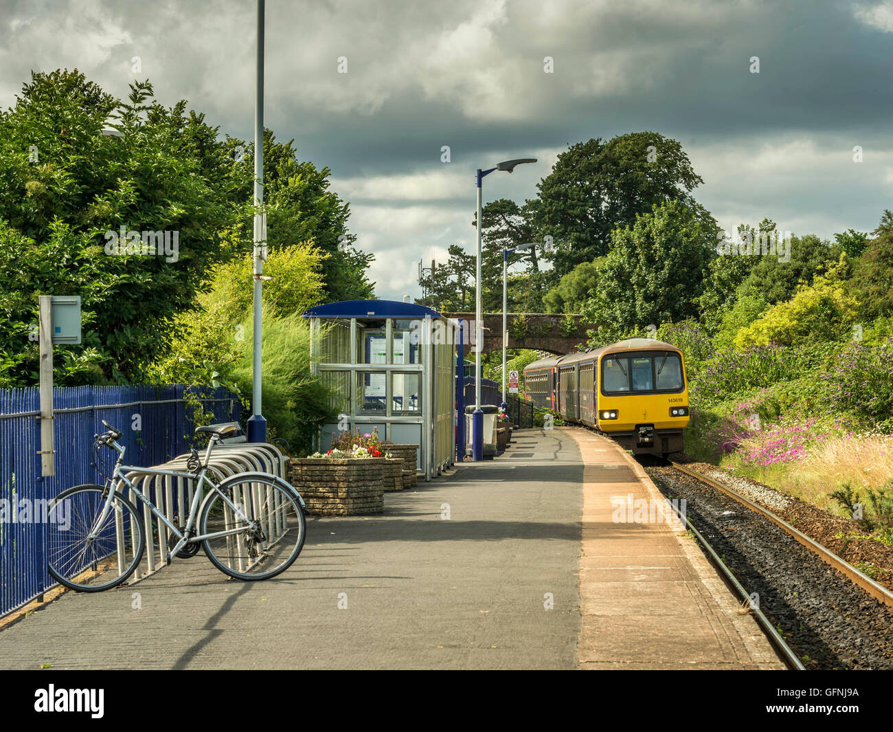 Eine erste große Western-Zug kommt in die hübsche Lympstone Station-Grenze für Exmouth entlang der malerischen Avocet Linie. Stockfoto