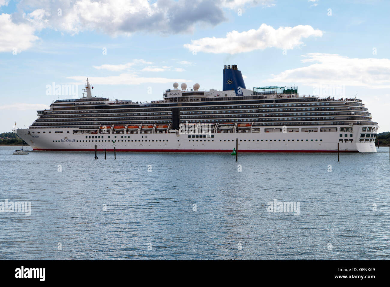 P und O Kreuzfahrt Schiff Arcadia aus Southampton am 31. Juli 2016 auf dem Weg zu den norwegischen Fjorden Stockfoto