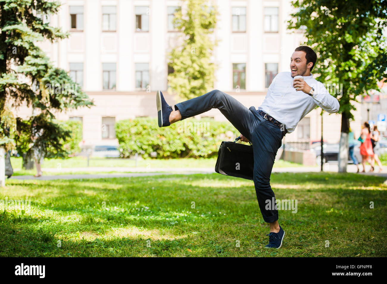 Business-Mann läuft im Park im Freien. Spät zur Arbeit Stockfoto