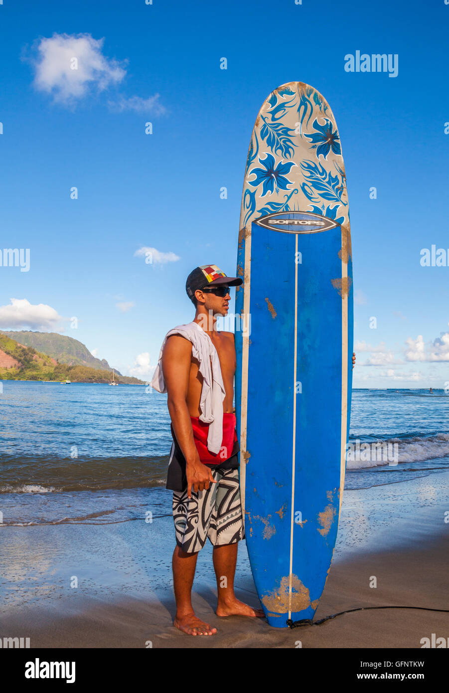 Surflehrer von Hanalei Bay auf Kauai mit Mt. Makana genannt Bali Hai in Ferne Stockfoto