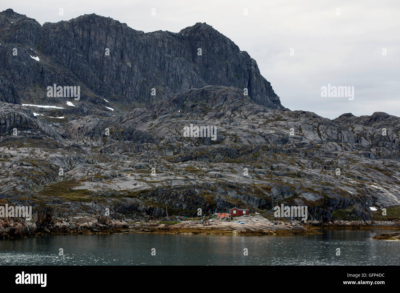 Isoliertes Haus am felsigen Ufer in der Nähe von Maniitsoq, Grönland Stockfoto